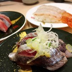 廻転寿司　まぐろ問屋 めぐみ水産 - 左から、ぶり、あじ、赤海老