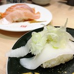 廻転寿司　まぐろ問屋 めぐみ水産 - 手前がえんがわ、奥がトロサーモン