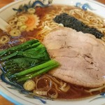 かまや食堂 - 大盛中華そば。青菜はほうれん草。
