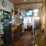 かまや食堂 - 店内は一人客用のテーブル席を中心に30名ほど入れます！