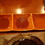 北海道本格ジンギスカン ひつじや - つけダレ、左から柚子・りんご・辛し味噌