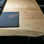 肉寿司 肉和食 KINTAN - テーブルは自然木の一枚板