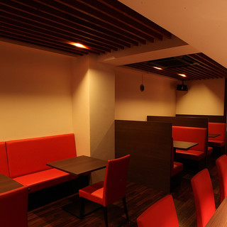The interior is based on red, giving you a calm and mature atmosphere.