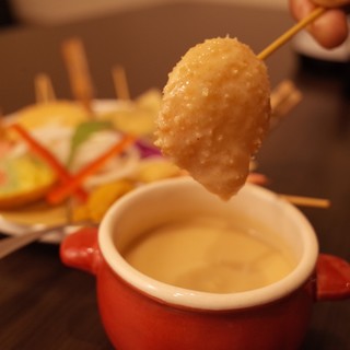 濃厚ウニソースで食べる串カツウニージョが大人気！