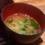 Tempura Sakanabasashi Don Kusukusu - 三つ葉、岩海苔の味噌汁。