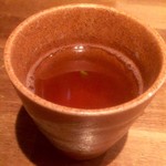 Tempura Sakanabasashi Don Kusukusu - ほうじ茶…無くなればすぐ気づき、お代わりくれます。