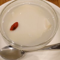 個室中華 頤和園 溜池山王店 - 注文時にオーダーしないといけないランチ杏仁豆腐￥50。出て来るタイミングも良し！•̀.̫•́✧