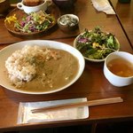 cafe bar WIRED - 海老のココナッツカレー(¥880)大盛(+¥100)
いかにもcafe bar風の内装からして、ここまでしっかりした料理が出てくるとは正直思わなかった。ドリンクが付いてこの値段はCP的にもかなり優秀！