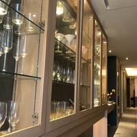 お料理 馳走 - 入ってすぐのグラスラック、前を通って奥のカウンター席へ（２０１７．１１．３０）