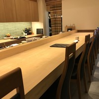 お料理 馳走 - 白木一枚板のカウンター、立派です（２０１７．１１．３０）