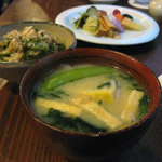 たべごと屋のらぼう - 炊き込みご飯に揚げやカブが入った味噌汁に漬け物