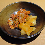 ギュウガテイ - キムチ盛合せ 400円