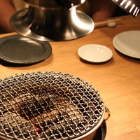 炭火焼肉 なかはら - 七輪とテーブルセット