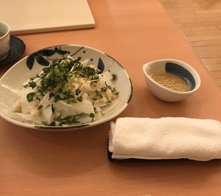 赤坂 ふきぬき - 大きさ比較のおしぼり
