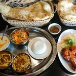 Indo Resutoran Tandori - Cセット＊マトン(左)賄い野菜(右) 、タンドリーチキンとチキンティッカ。真ん中の小皿はお店の方の賄いカレー。