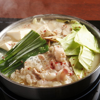 Both white and red are popular! Plump carefully selected Hakata Motsu-nabe (Offal hotpot)!
