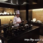 クラブラウンジ - メインは「おうどん」？笑　これは面白かった！以前のように派手なもの（ローストビーフとか）はなかったですが、十分楽しめました。