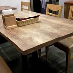 ナンディニ - テーブル