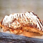 源亀 - 牡蠣入り源亀焼きの断面 チーズ溶け出し