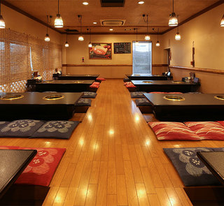 Yakinikutei Katsura - 最大64名様までOK！大宴会に最適で、堀りごたつ席です。天井や壁まで工夫を凝らしています。