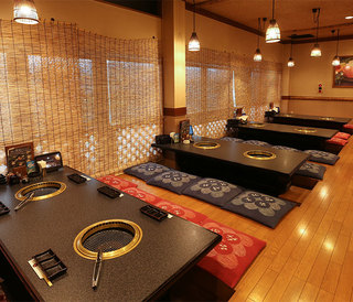 Yakinikutei Katsura - 最大64名様までOK！大宴会に最適で、堀りごたつ席です。天井や壁まで工夫を凝らしています。
