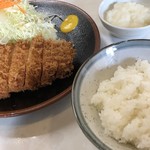 まるやま食堂 - まるとくロースかつ定食 1,100円
      大根おろし 250円