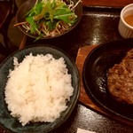 Sakura Baru - 馬肉100％ﾊﾝﾊﾞ-ｸﾞ（塩ﾀﾞﾚ）の左側