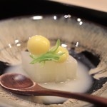 味あら井 - 地物大根の鶏ガラスープの煮出しと銀杏