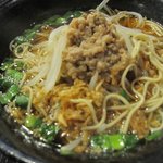 麺ジャラスK - 醤油ラーメン。細打ちストレート麺とあっさりした醤油スープに、そぼろ・ニラ・もやし・フライドガーリック。しゃきしゃき・カリカリの食感が二重丸