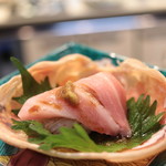 味あら井 - 松葉蟹の身と味噌、伊勢海老のたたき身と熊本大トロのせ寿司