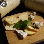 窯焼きワイン酒場JIJIバル - チーズ盛り合わせ