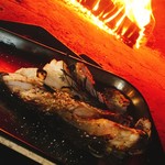 窯焼きワイン酒場JIJIバル - 鮮魚は薪窯で香草焼きにもできます！