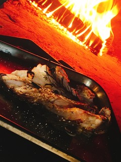 kamayakiwainsakabajijibaru - 鮮魚は薪窯で香草焼きにもできます！
