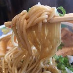 麺魂39 - 「特製濃厚らぁめん」「特盛」麺リフト。麺は、機械打ち角刃麺、低加水率の中細ストレート麺である。濃厚スープがとてもよく絡む。