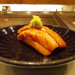 寿司割烹 小松 - ヅケトロ　醤油が滲みているように見えるので、長く漬けているのかと思いきや、30秒とのこと。 切り込みの入れ方を工夫しているので、短い時間で深く漬る