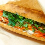 Ebis Banh Mi Bakery - 揚げサバのトマトソース煮込みバインミー。