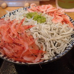 ごはん屋さくら - 三色ですが、二色丼