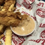 Raising Cane’s Chicken Fingers - Cane's Sauceにディップ♪