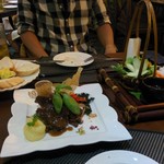 Madame Yen Restaurant - 右のカゴがライスペーパーの春巻きセット