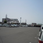 手打ちうどん つるや - 広大な駐車場が大繁盛の証だ。