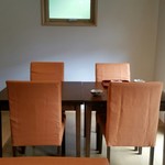 かまくら いち - テーブル席は４人掛けが２つ。