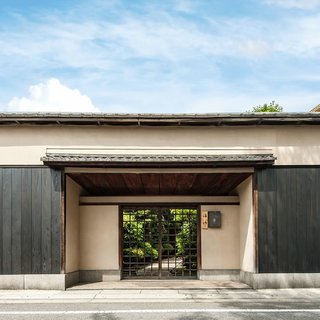 保留著日本自古以來的氣息，數奇屋造的高級日式飯館。