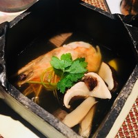 Salon du Kuma3 北新地 - 4.〜小さい秋見つけた♪〜
                  ［温. 土瓶64］
                  豪華な“#土瓶蒸し”。中にはなんと、秋の味覚の松茸、牛の頬肉、銀杏、海老、三つ葉入り