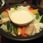 Ichioshiya Dengorou - 季節の野菜とささみのタジン鍋（チーズフォンデュ風）924円