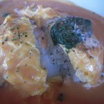 アンマーブル - ベーコンとほうれん草のトマトクリ－ムオムライス　切って