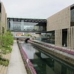 水辺の公園レストラン - 美術館を横切る運河