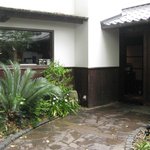 リストランテ イル コンティヌオ - 入り口　夜だと火がありステキですよ('11.05月より)