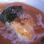 アンマーブル - ベーコンとほうれん草のトマトクリ－ムオムライス　アップ