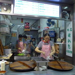 小上海鍋貼 - 鍋二つ。餃子と焼き小籠包。名物豬扒包とあるのは、ポークチョップバーガーのこと。この界隈の名物ハンバーガーなのですが、このときは作ってませんでした。