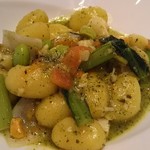アマルフィイ カフェ - ホタテ貝と秋野菜のジェノベーゼソース”ニョッキ”